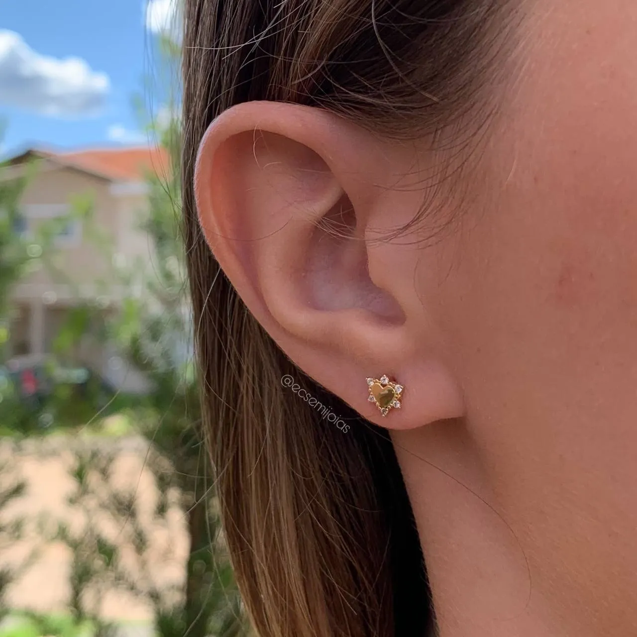 Brinco coração liso com zircônias em volta P - banhada a ouro 18k -  coleção love colors