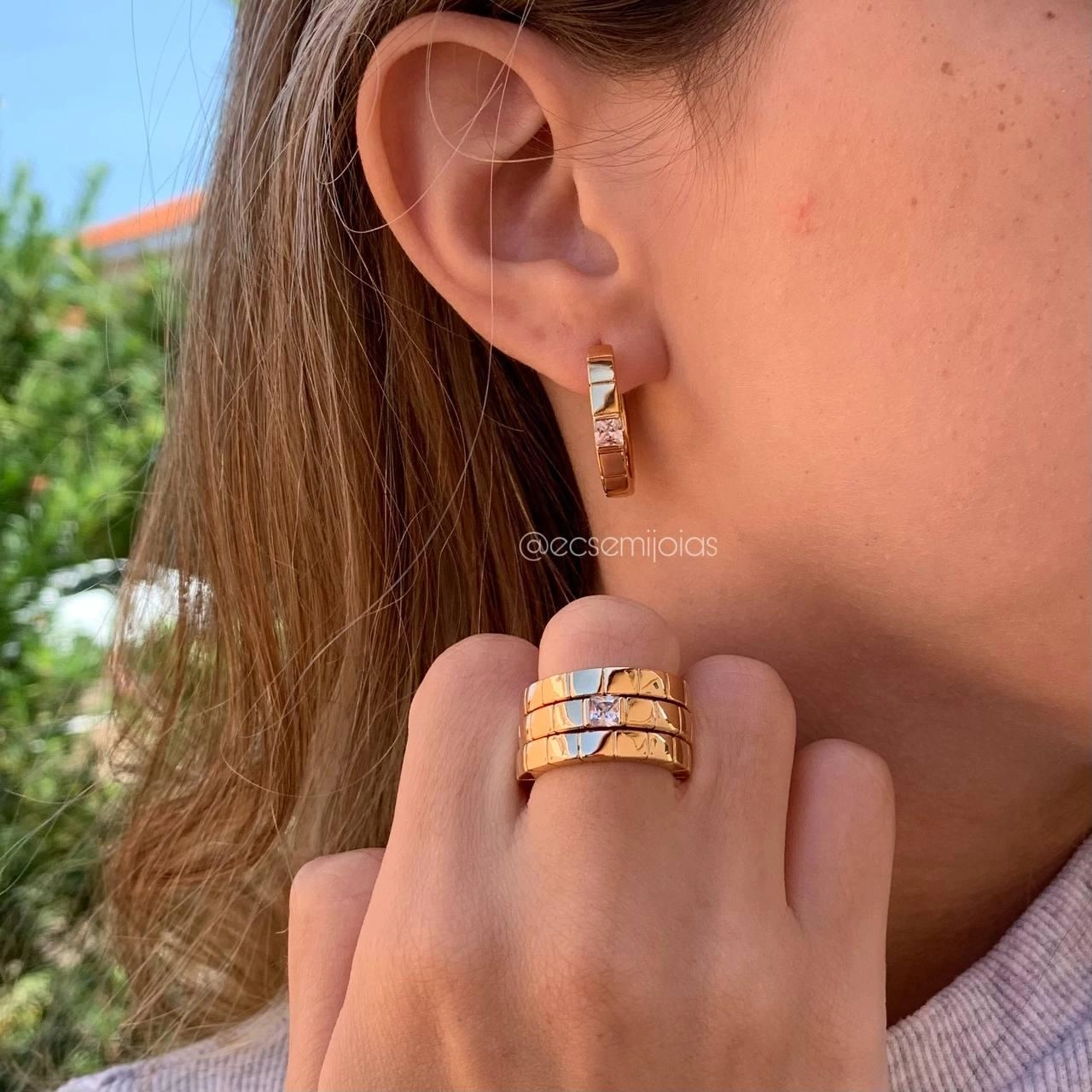 Conjunto brinco e anel liso com pedra  no centro - banhado a ouro 18k