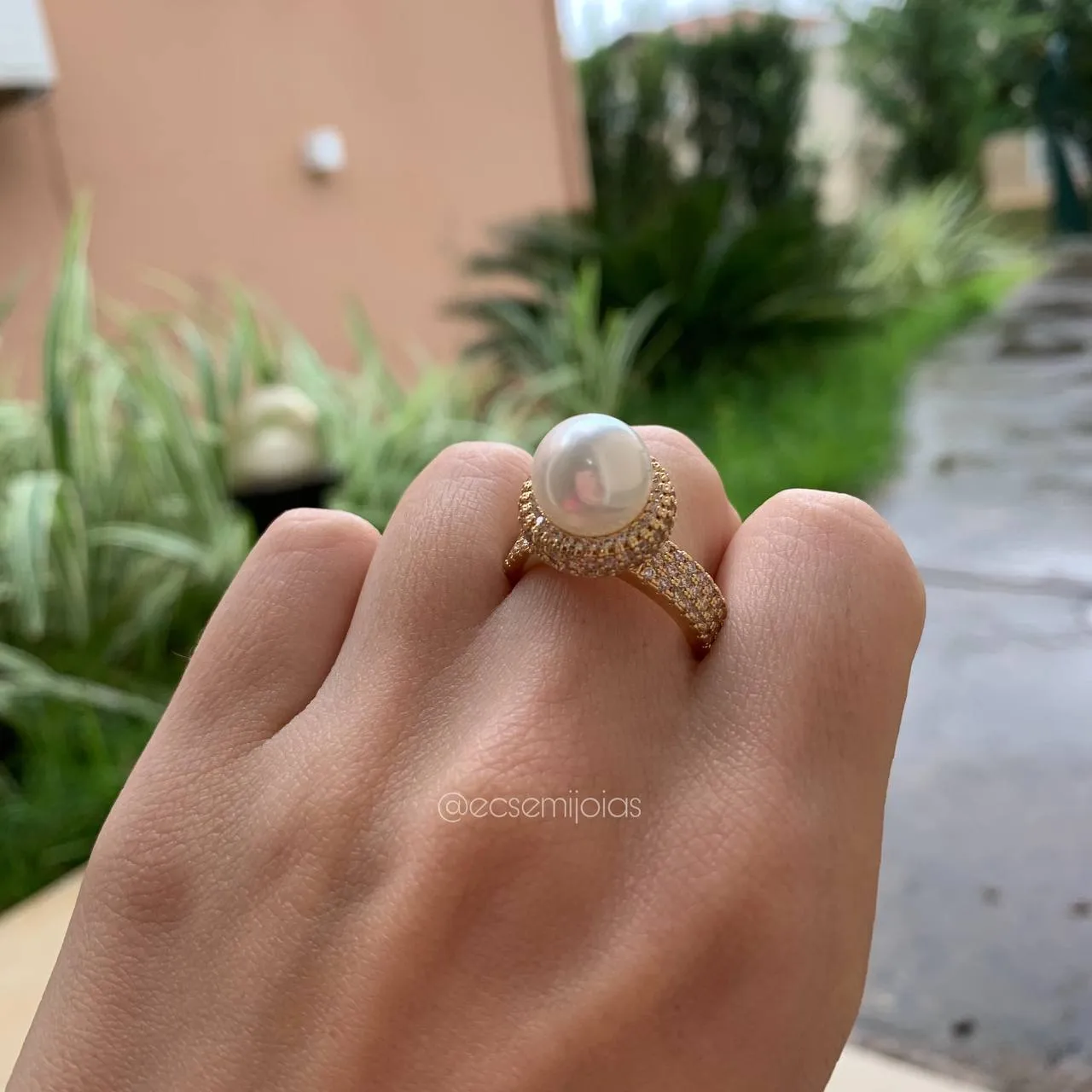 Anel cravejado com pérola central de 10 mm - banhado a ouro 18k