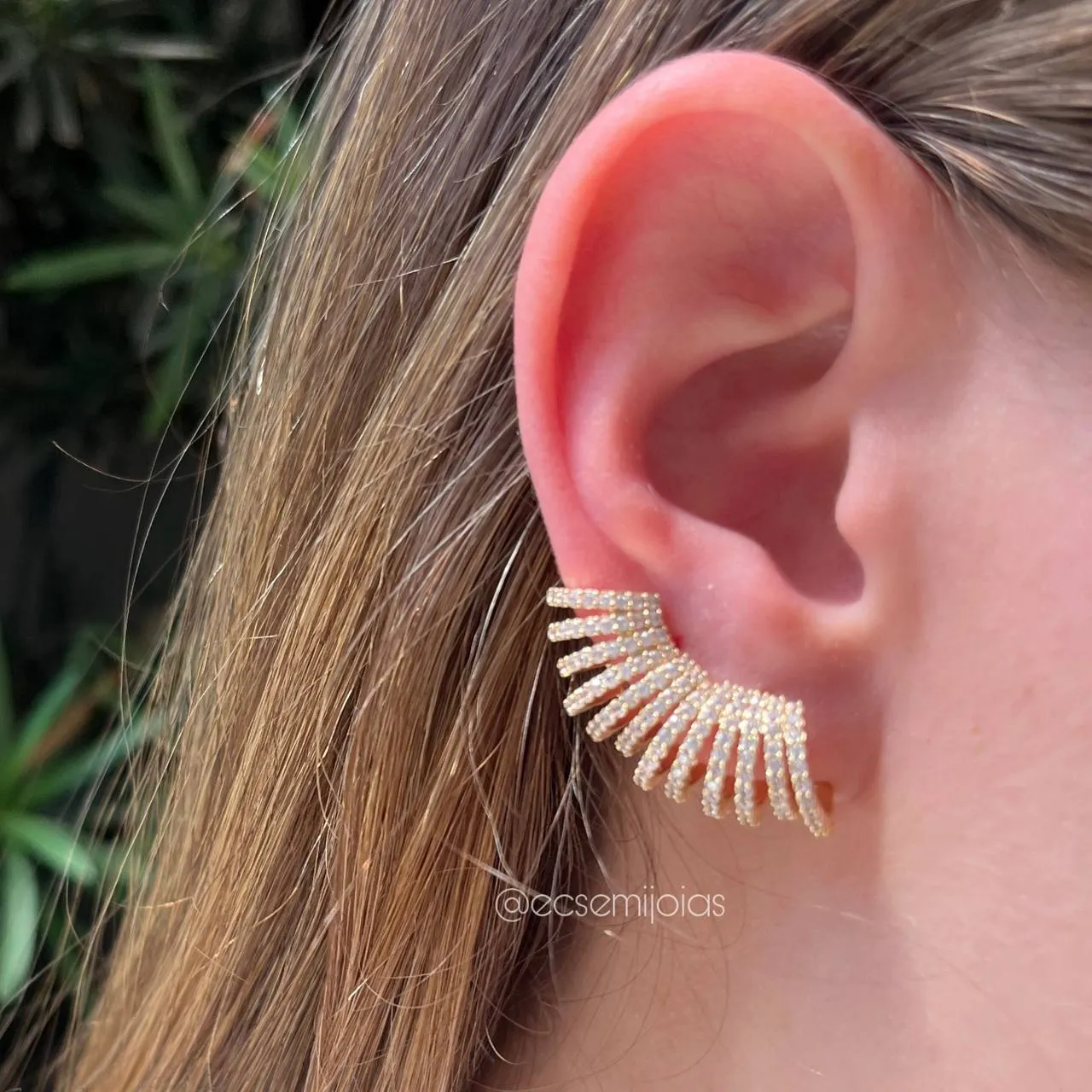 Brinco ear cuff cravejado - banhado a ouro 18k