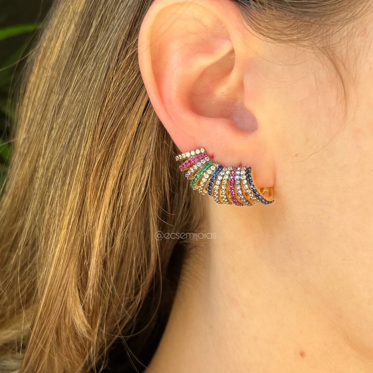 Brinco ear cuff cravejado - banhado a ouro 18k