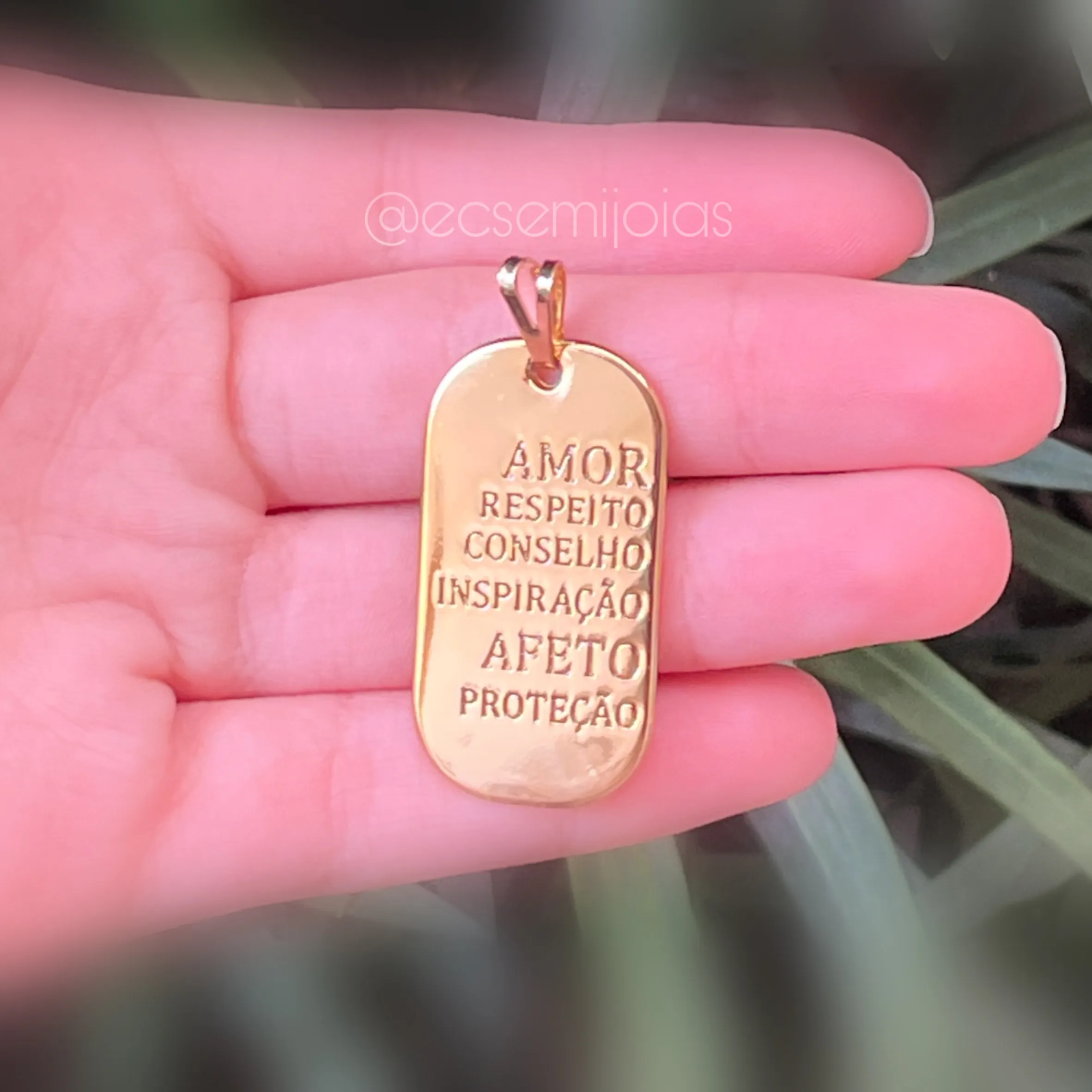 Pingente placa AMOR, RESPEITO, CONSELHO (verso com 2 mãos) - 20X37mm - banhado a ouro 18k