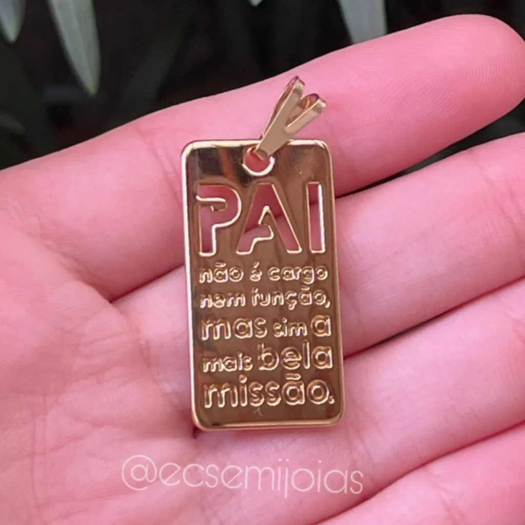 Pingente placa PAI NÃO É CARGO - 17X32mm - banhado a ouro 18k