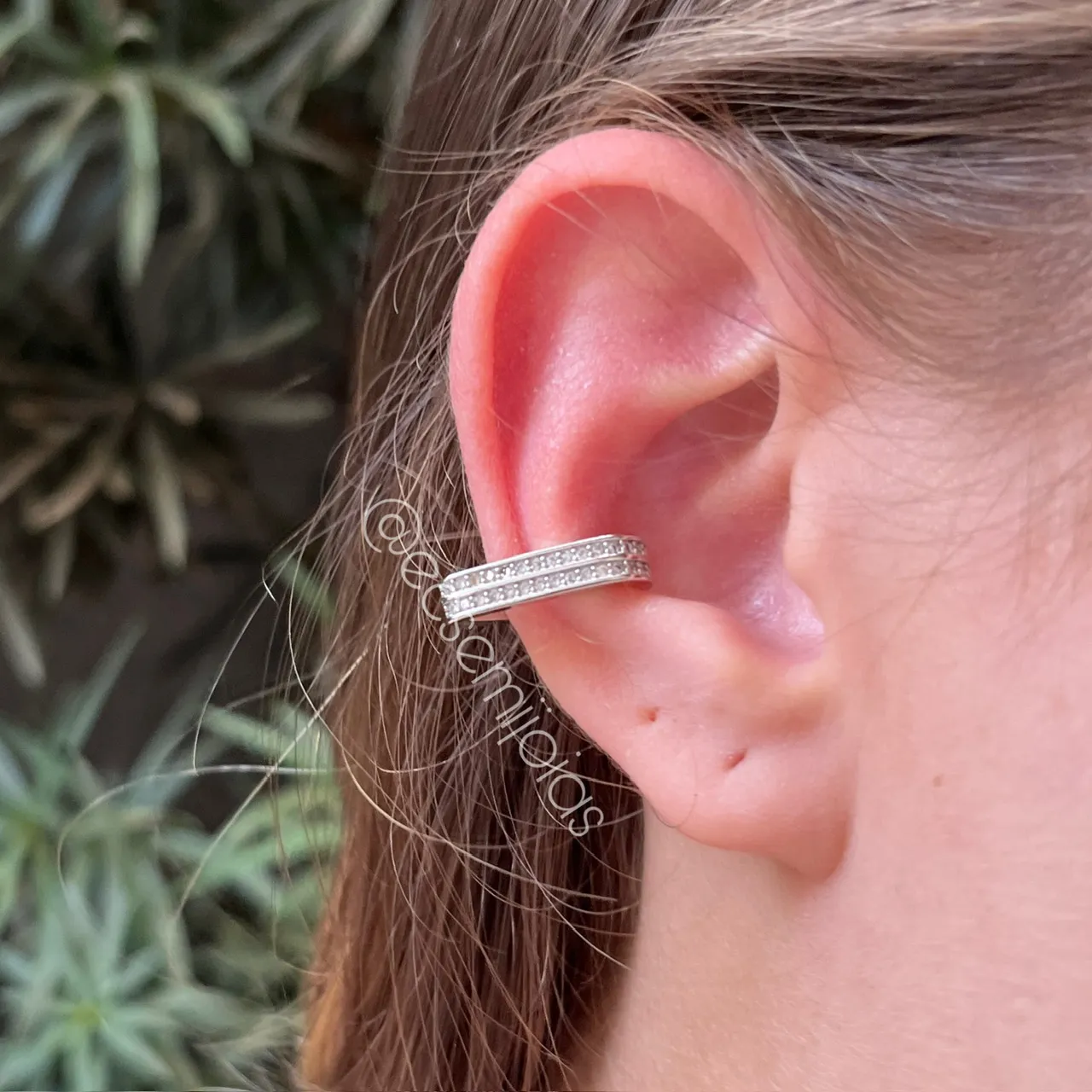 Brinco piercing falso em V cravejado com 2 fileiras de zircônias - banhado a ródio branco