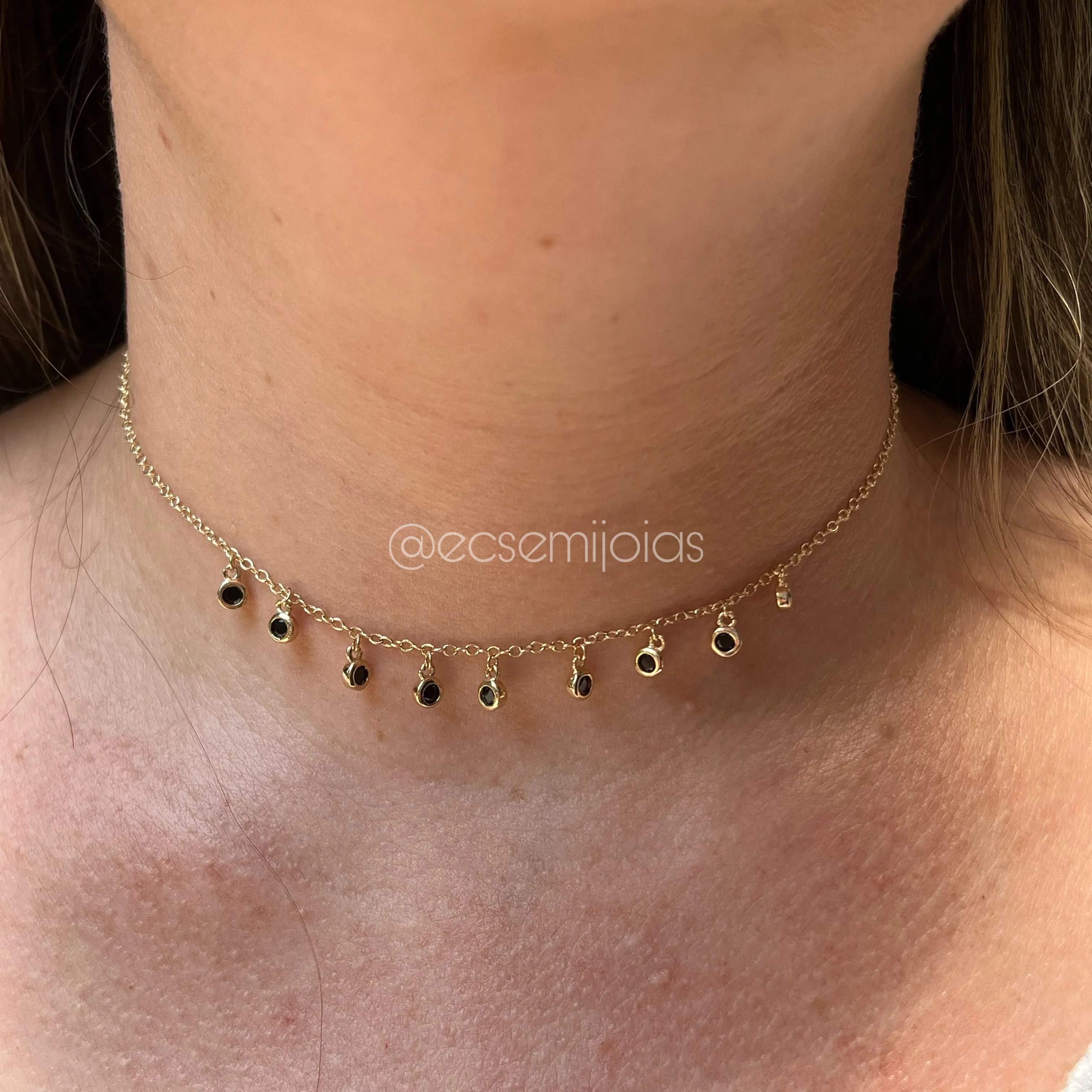 Choker c/ pedrinhas redondas penduradas - 27 cm + 10 cm de extensor - banhado a ouro 18k