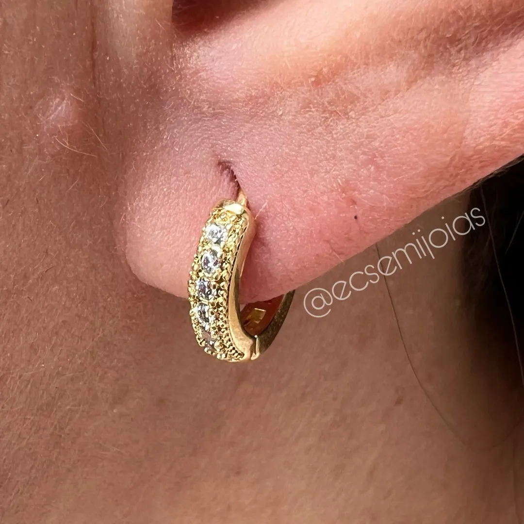 Argola tranqueta com 1 fileira cravejada - 15mm - banhado a ouro 18k