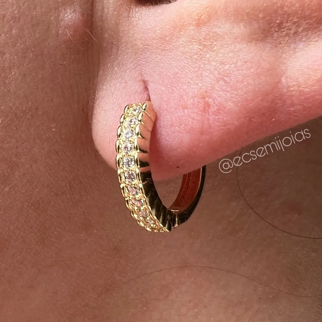 Argola tranqueta com 1 fileira cravejada com bordas e laterais trabalhadas - 15mm - banhado a ouro 18k