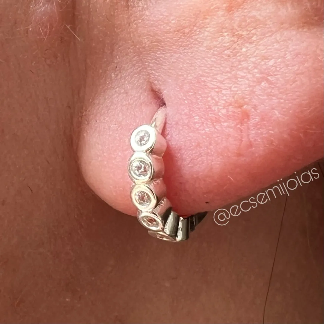 Argola tranqueta com 1 fileira cravejada com bordas em cada zircônia - 12mm - banhado a prata 925