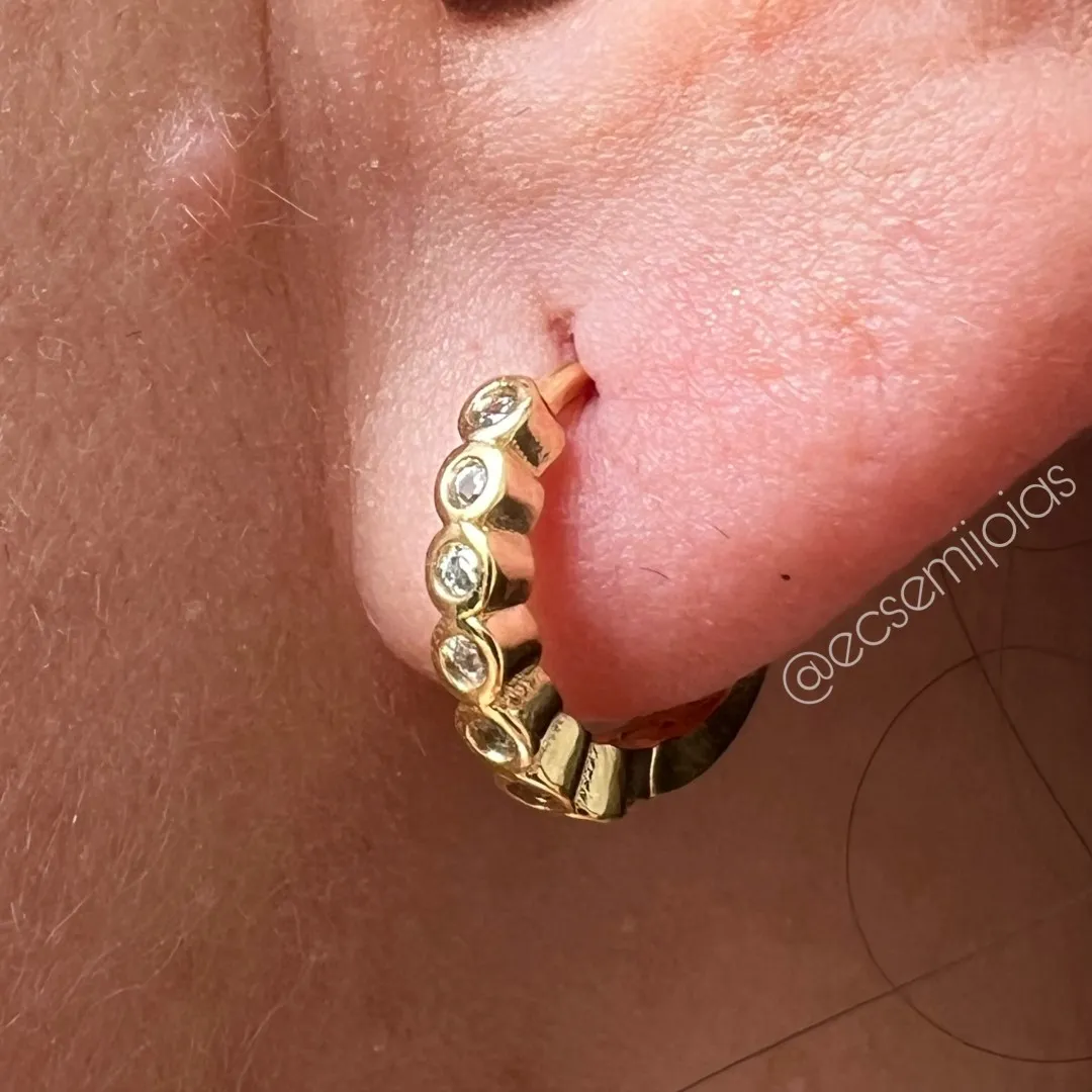 Argola tranqueta com 1 fileira cravejada com bordas em cada zircônia - 14mm - banhado a ouro 18k