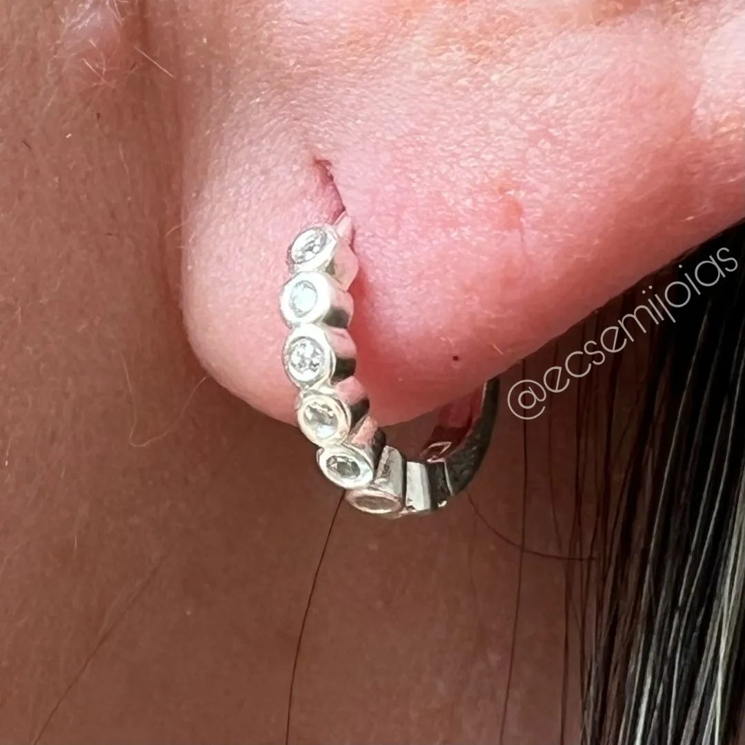 Argola tranqueta com 1 fileira cravejada com bordas em cada zircônia - 14mm - banhado a prata 925