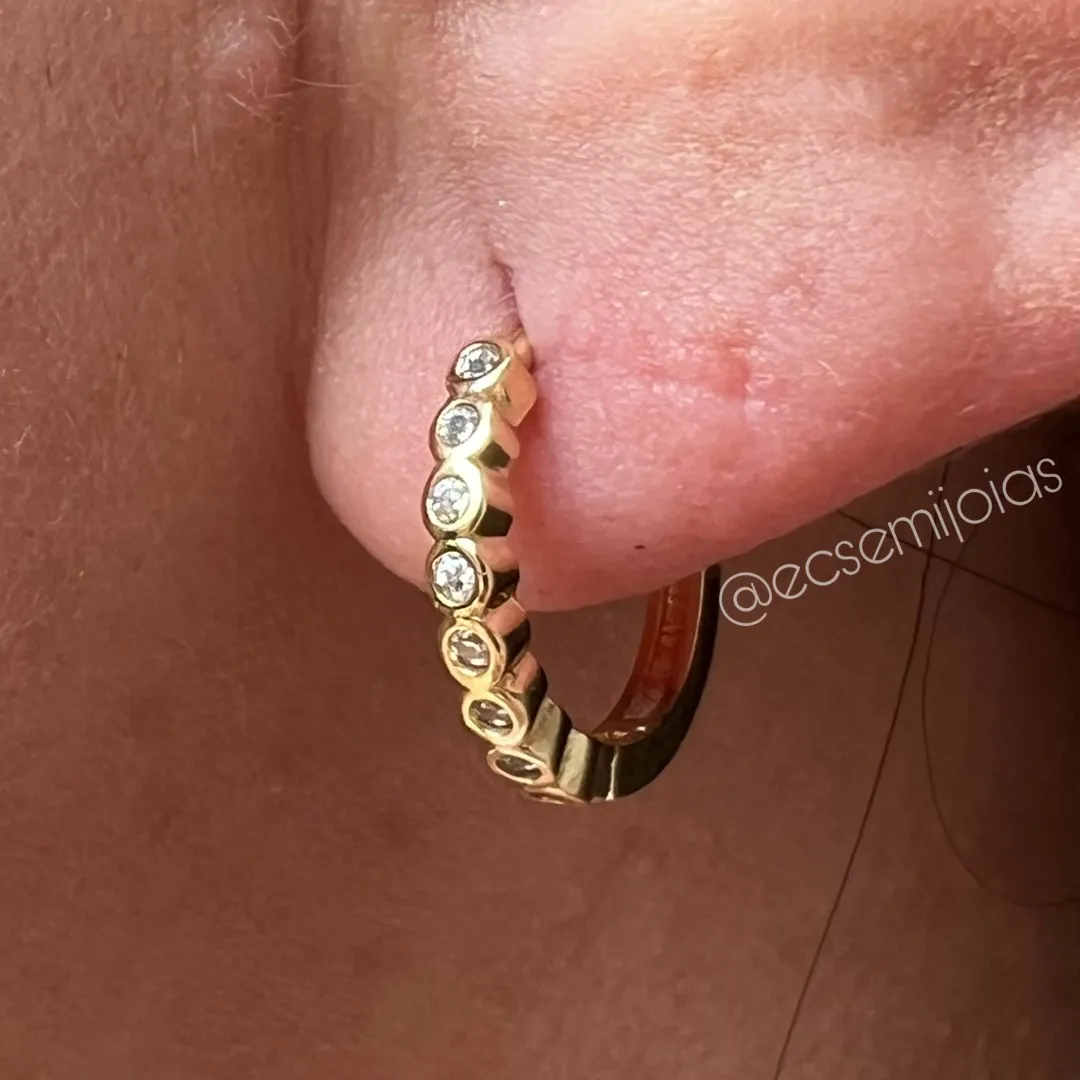 Argola tranqueta com 1 fileira cravejada com bordas em cada zircônia - 15mm - banhado a ouro 18k