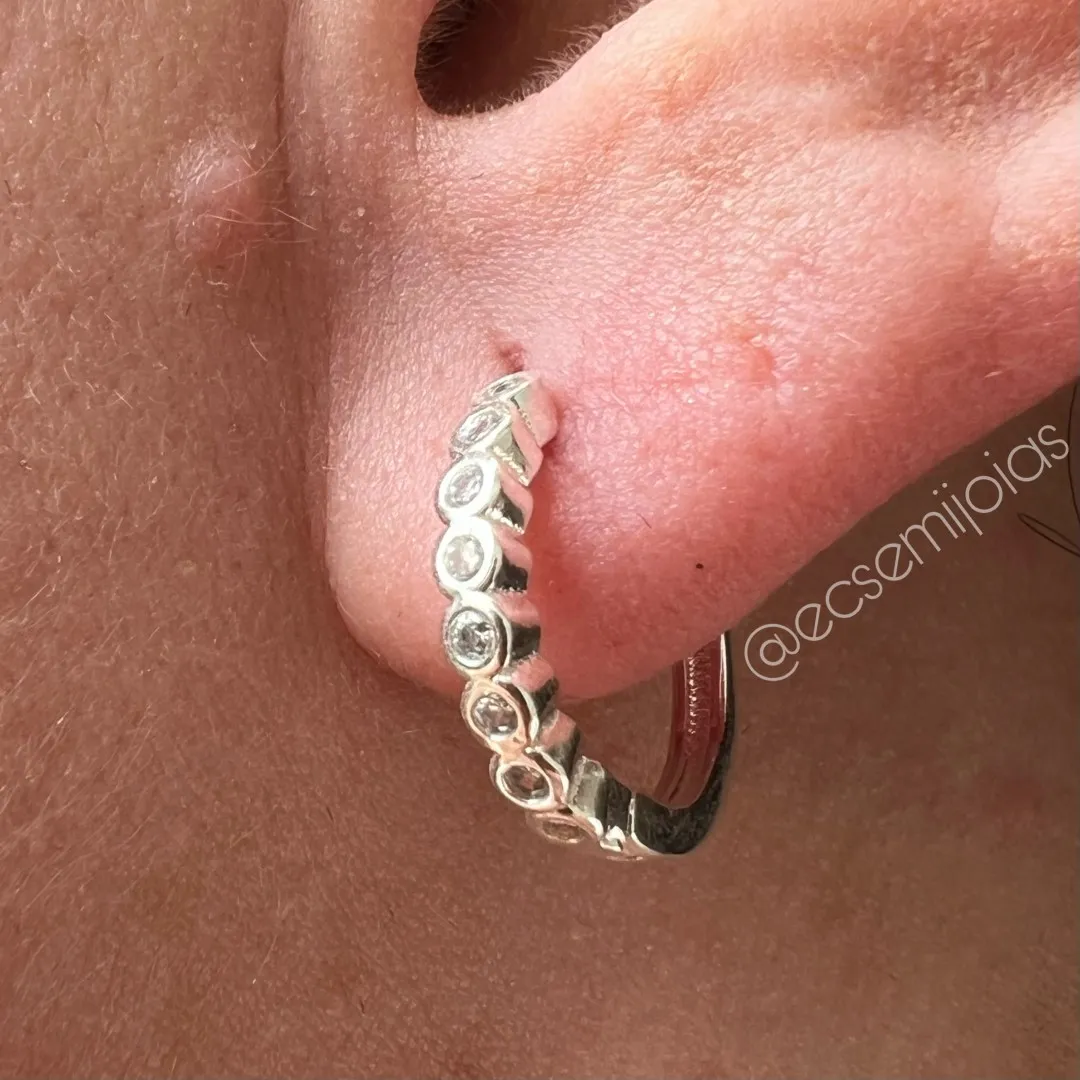 Argola tranqueta com 1 fileira cravejada com bordas em cada zircônia - 15mm - banhado a prata 925