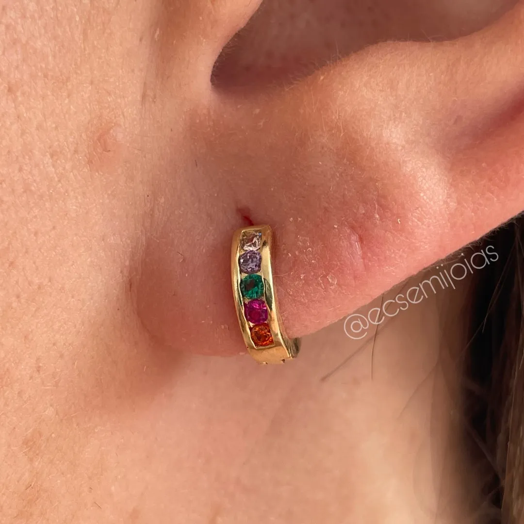 Argola tranqueta com 1 fileira cravejada com bordas - banhado a ouro 18k