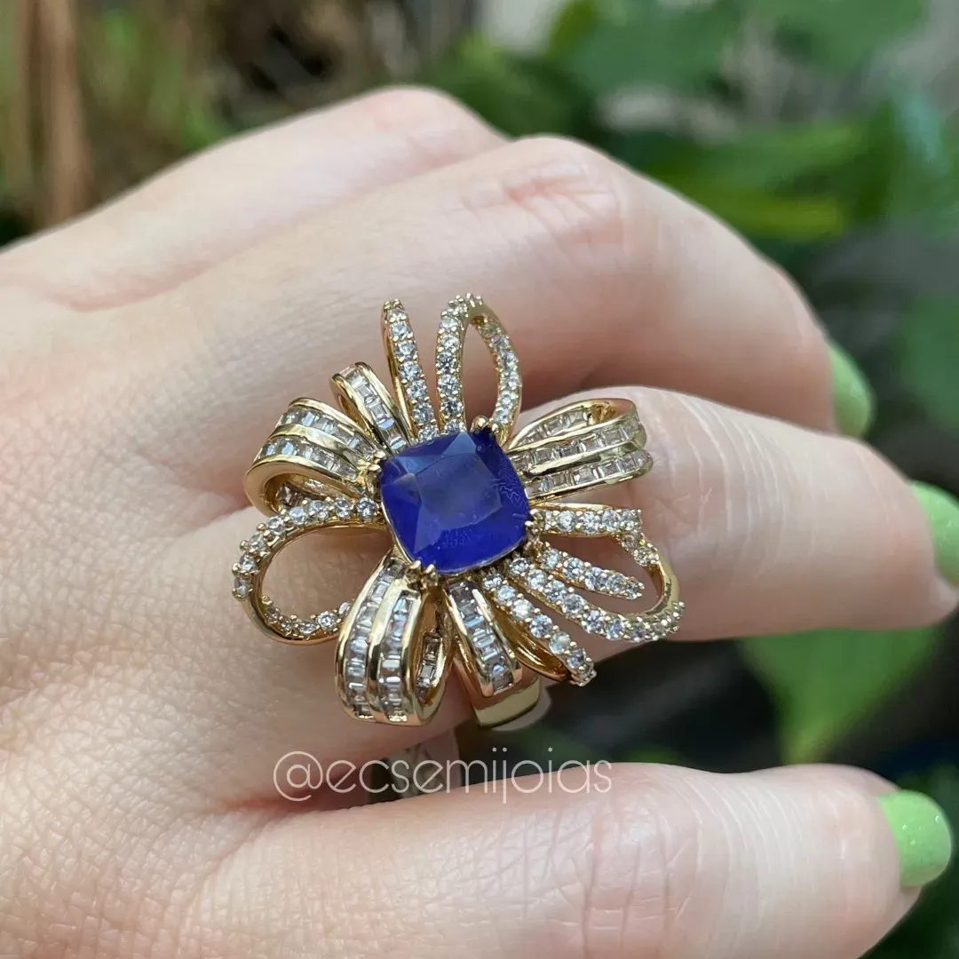 Conjunto anel e brinco de flor cravejada vazada com pedra quadrada fusion - banhado a ouro 18k