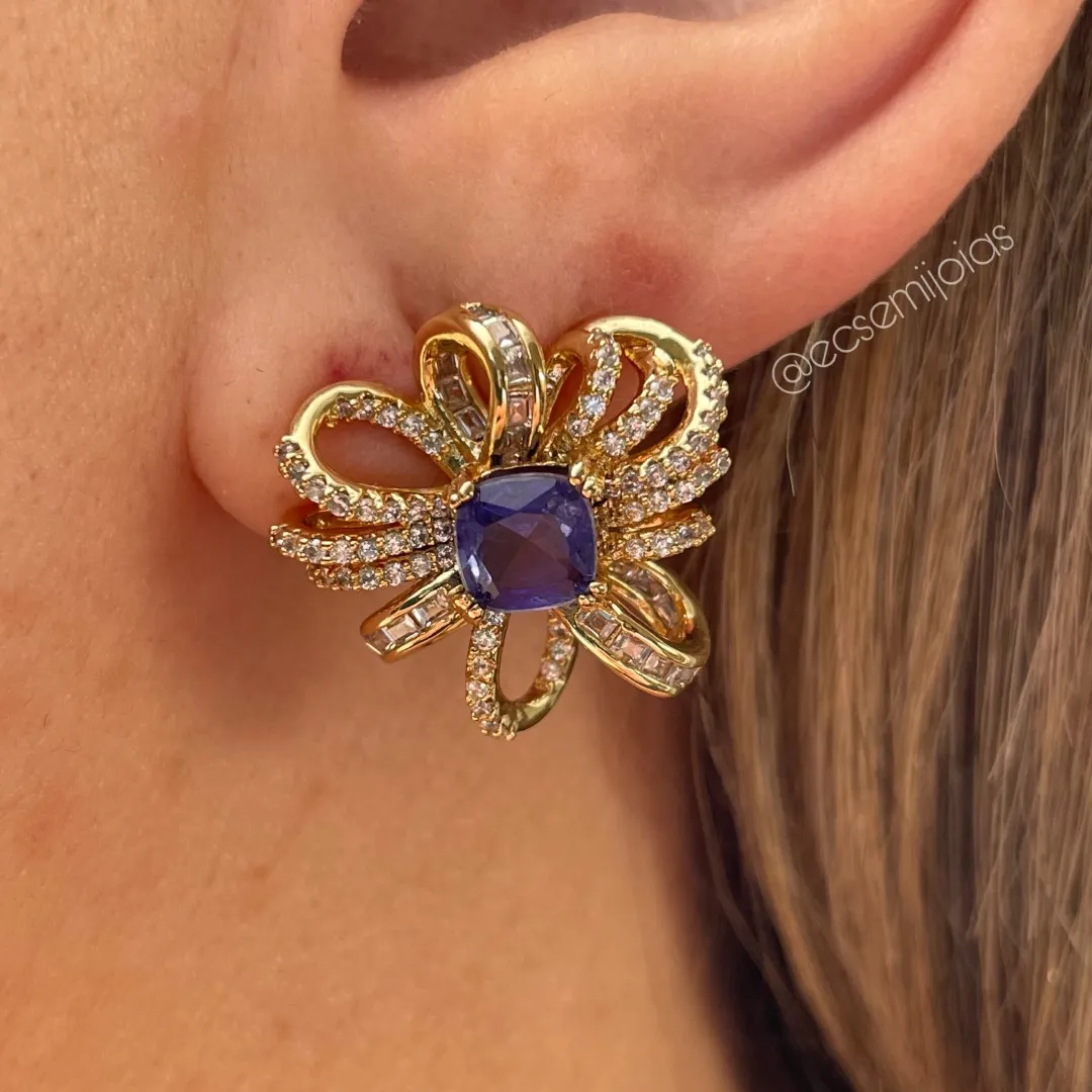 Conjunto anel e brinco de flor cravejada vazada com pedra quadrada fusion - banhado a ouro 18k