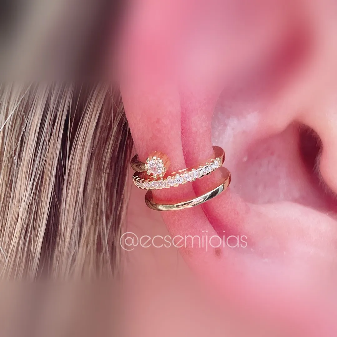 Brinco piercing fake com 1 zircônia na ponta, 1 aro do centro cravejado e outro liso - banhado a ouro 18k