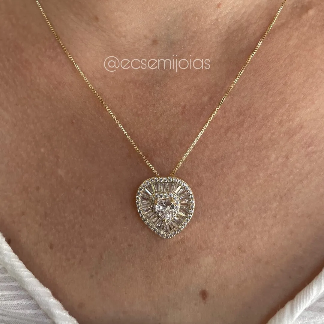 Conjunto de brinco e colar de coração com zircônia coração no centro com baguetes em volta e cravejado nas bordas - banhado a ouro 18k