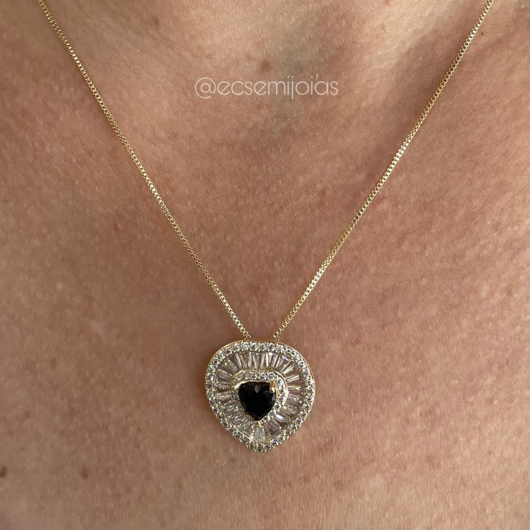 Conjunto de brinco e colar de coração com zircônia coração no centro com baguetes em volta e cravejado nas bordas - banhado a ouro 18k