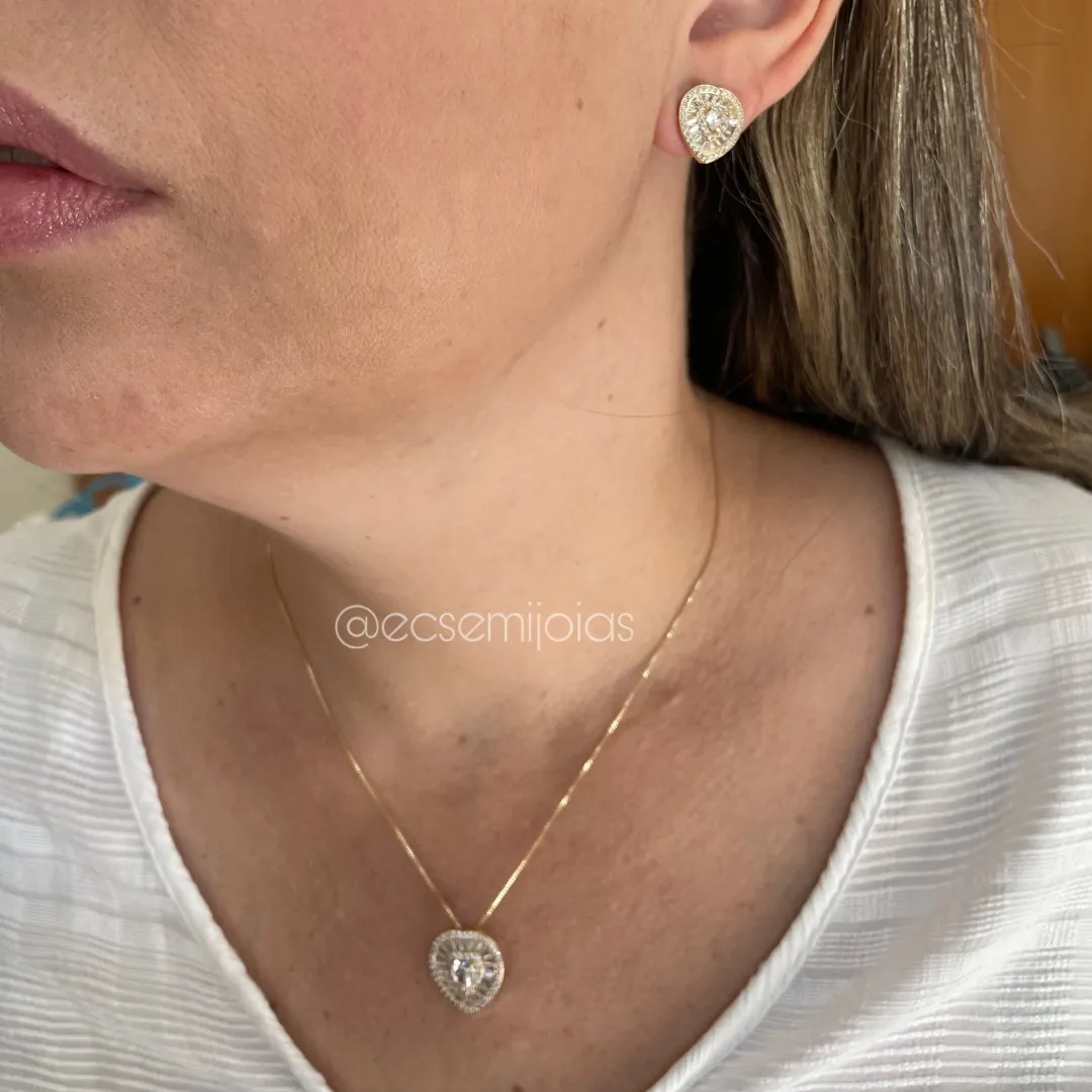 Conjunto de brinco e colar de coração com zircônia coração no centro com baguetes em volta e cravejado nas bordas - banhado a ouro 18k