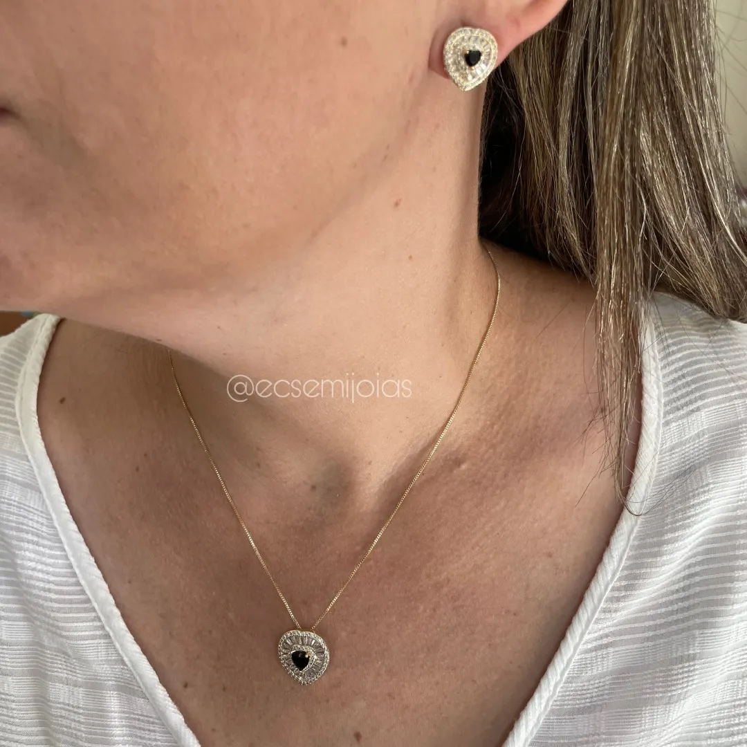 Conjunto de brinco e colar de coração com zircônia coração no centro com baguetes em volta e cravejado nas bordas - banhado a ouro 18k