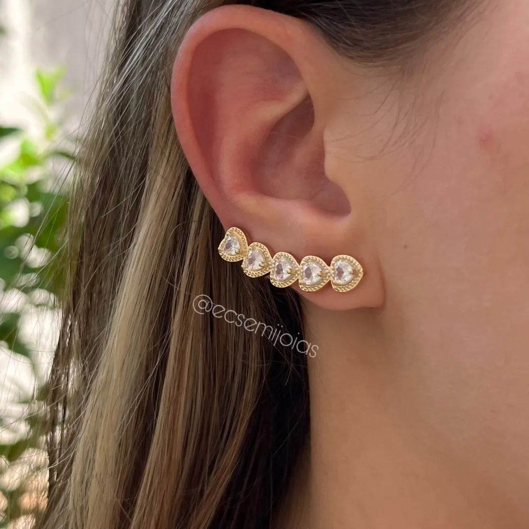 Brinco ear cuff com 5 corações de zircônias bombardeado em volta - banhado a ouro 18k