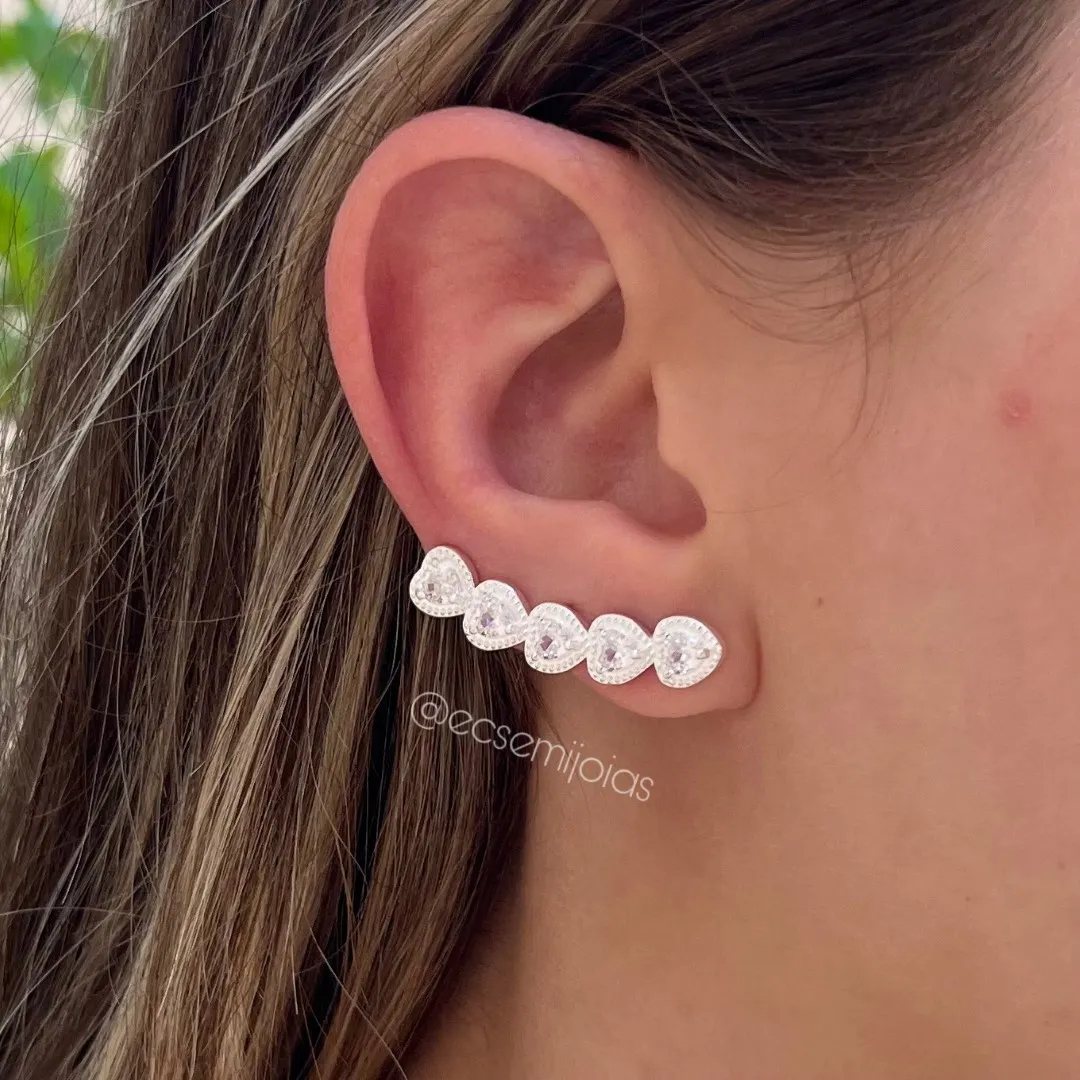 Brinco ear cuff com 5 corações de zircônias bombardeado em volta - banhado a prata 925