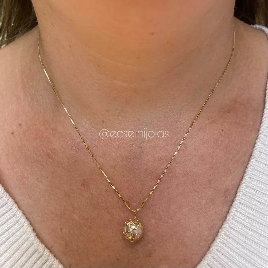 Colar com pingente de pérola com acabamento vazado  - 45cm - banhado a ouro 18k