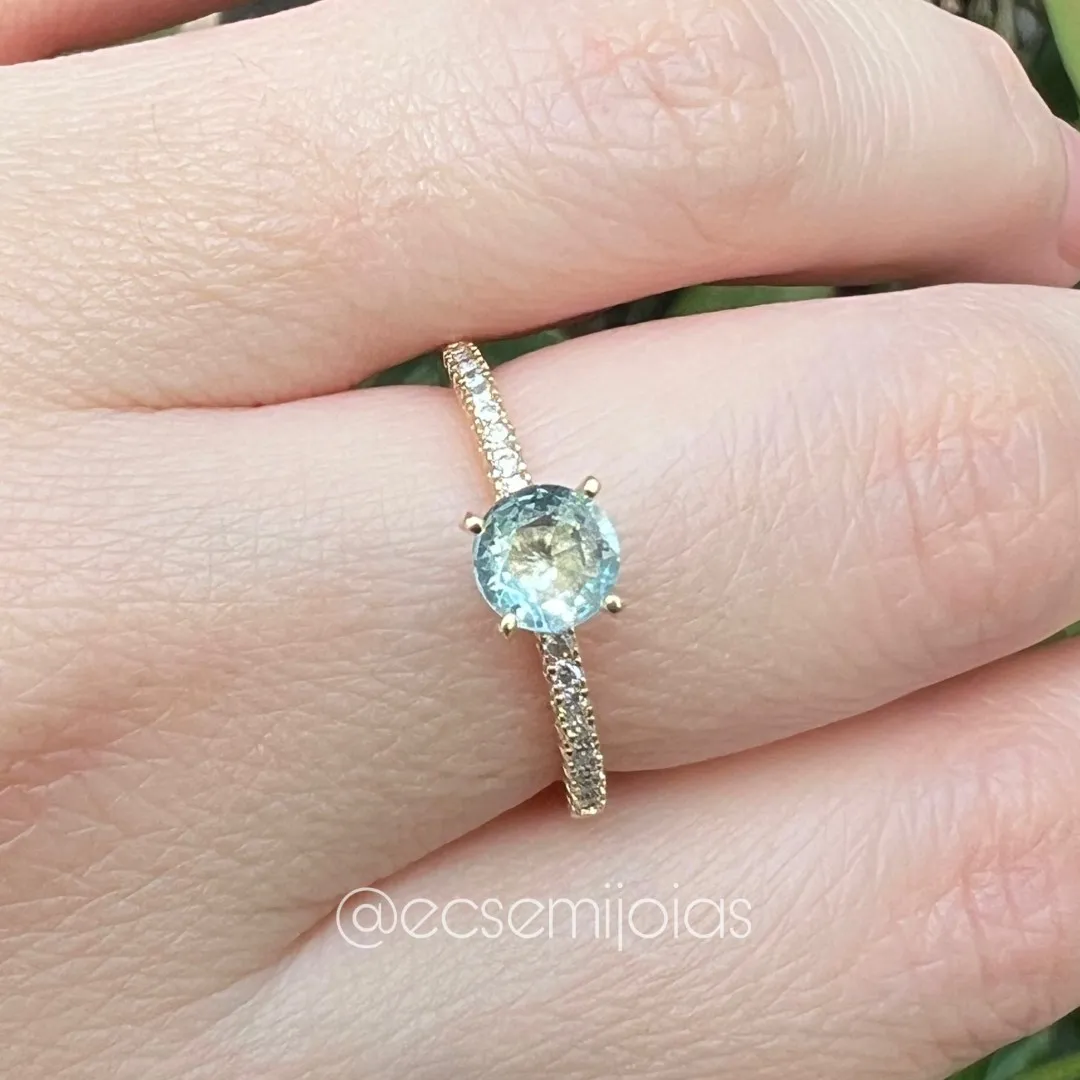 Anel solitário 6mm com aro com 1 fileira cravejada  - banhado a ouro 18k