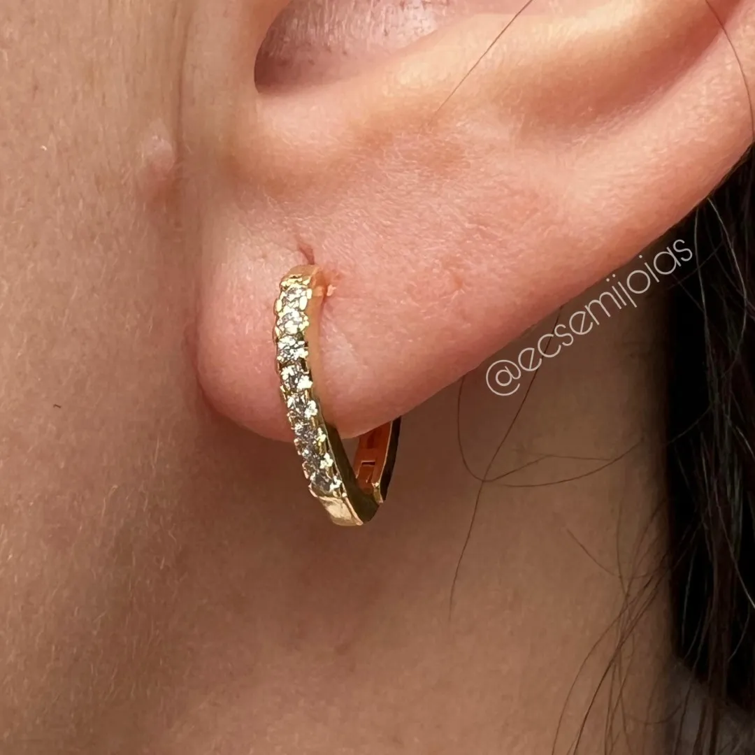 Argola em V com 1 fileira cravejada 12mm - P - banhado a ouro 18k