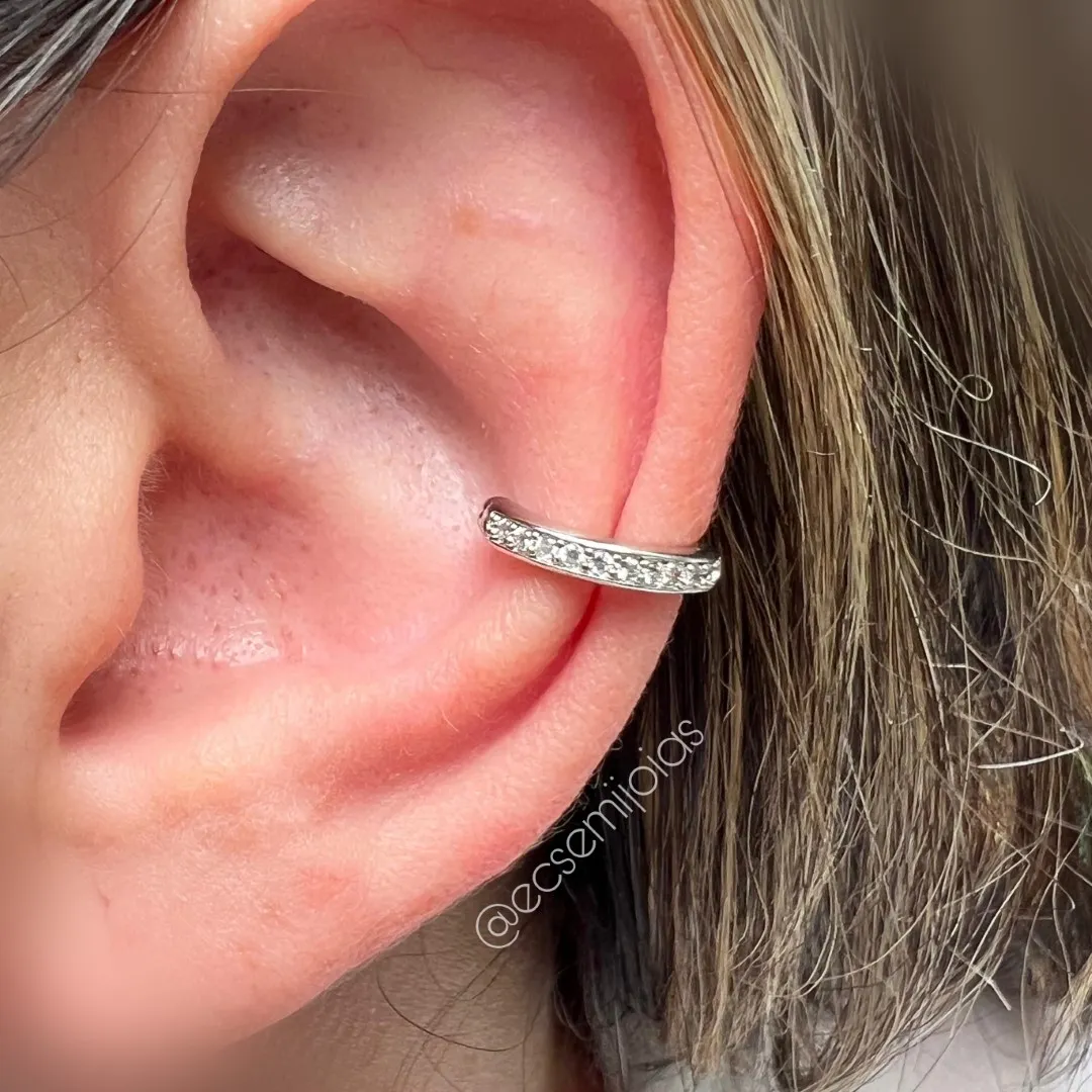 Piercing fake com 1 fileira cravejada - banhado a ródio branco