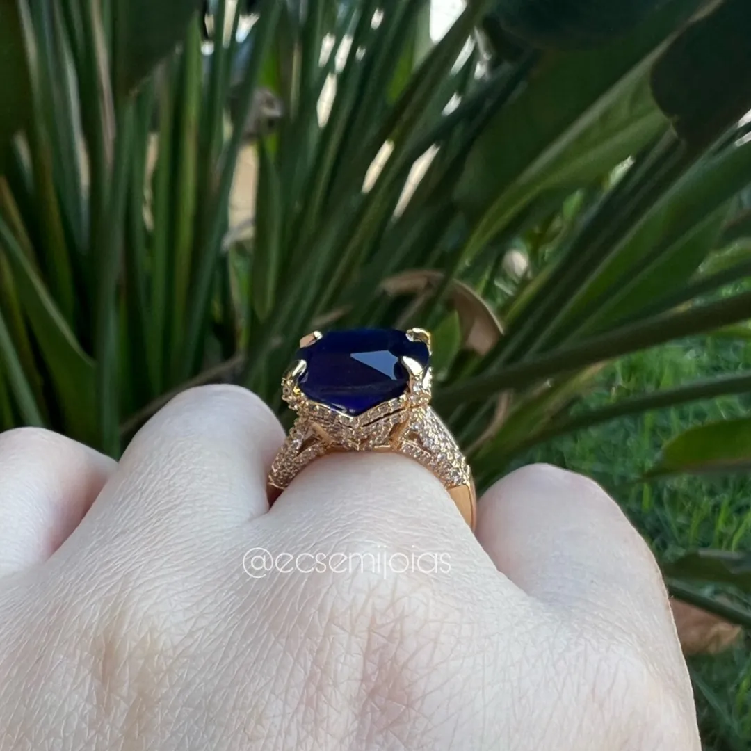 Anel solitário quadrado 15mm com garra e aro cravejado - banhado a ouro 18k