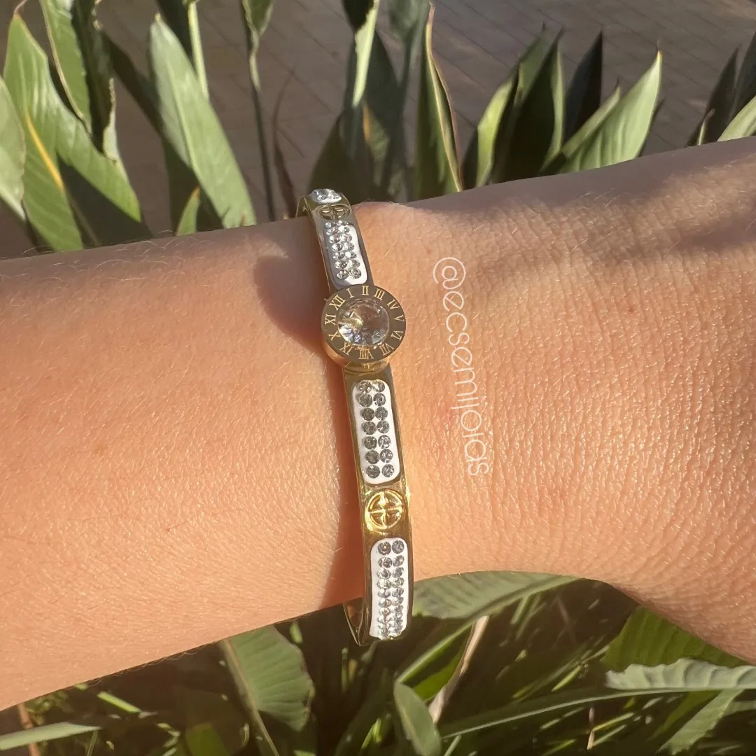 Bracelete com zircônia redonda maior no centro com bordas com números gregos e aro cravejado - aço dourado