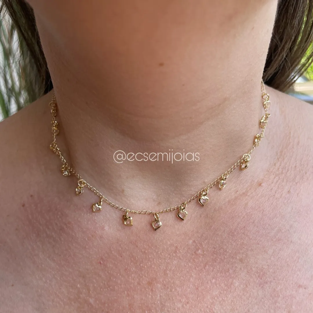 Choker elos fininhos com vários corações de zircônias pendurados - 32cm + extensor - banhado a ouro 18k