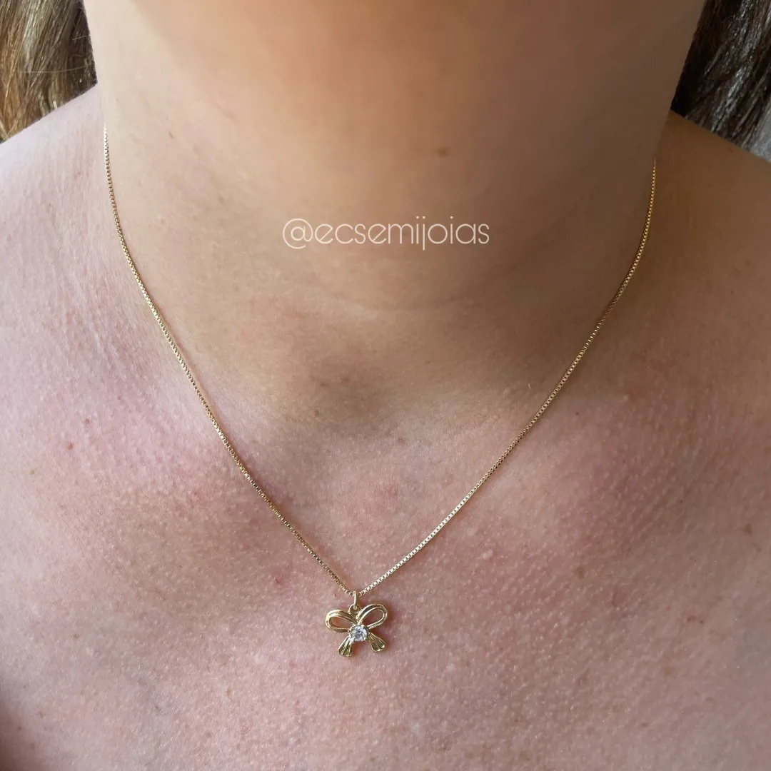 Colar com pingente de laço com 1 zircônia no centro - 40cm + extensor - banhado a ouro 18k