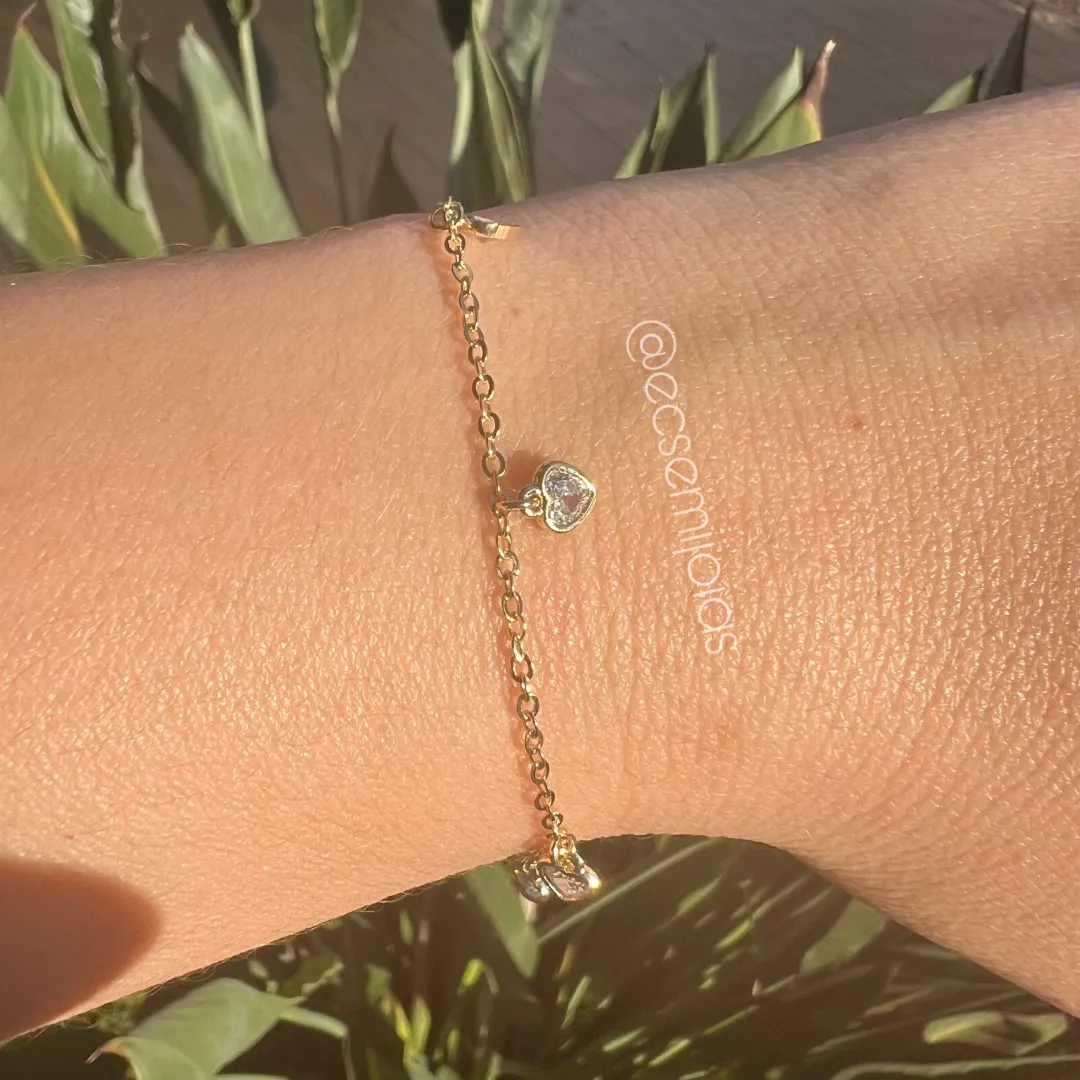 Pulseira elo português fininho com 5 corações de zircônias penduradas - 19cm + extensor - banhado a ouro 18k