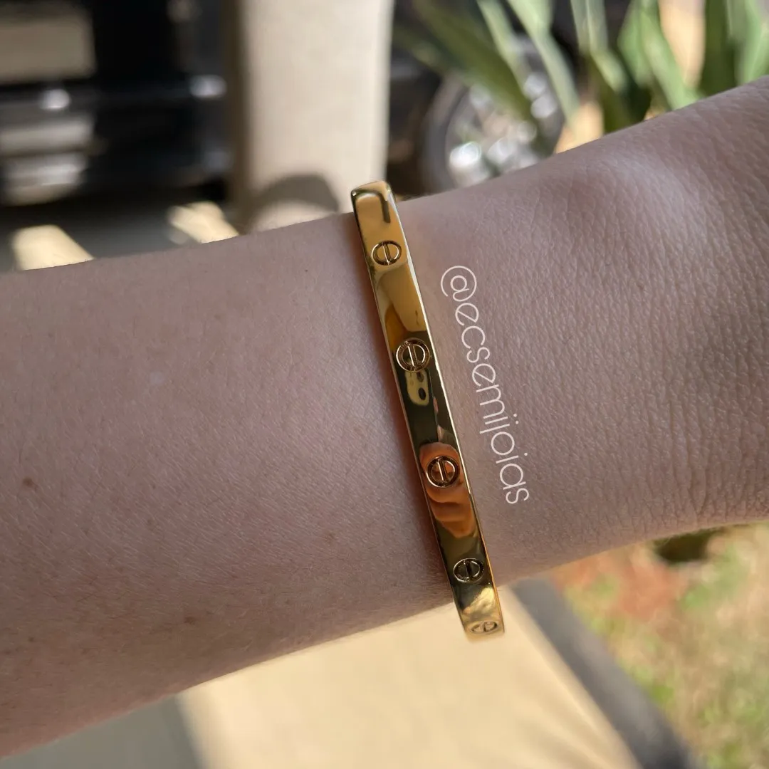 Bracelete liso com desenhos - banhado a ouro 18k