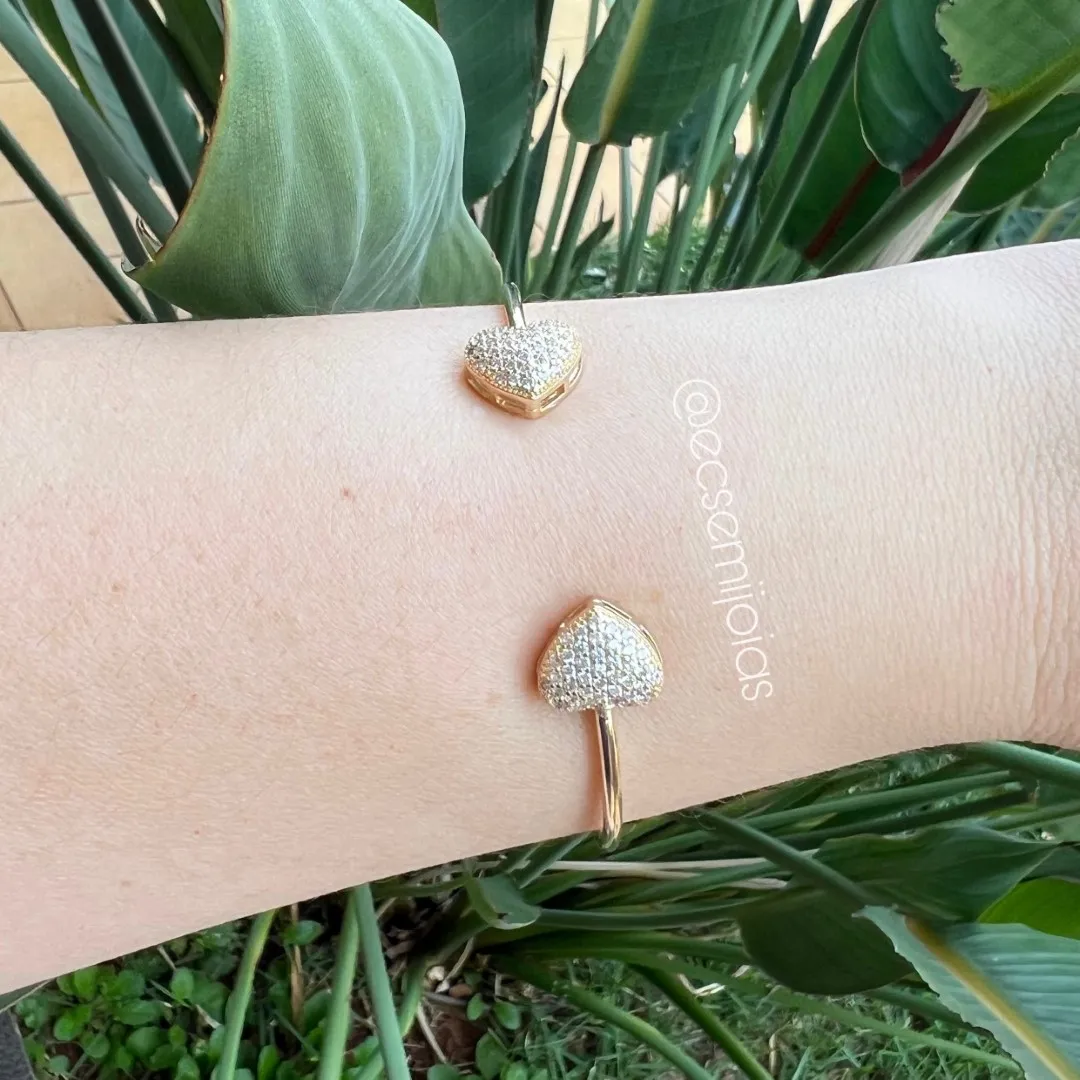 Bracelete com 2 corações cravejados em cada ponta - banhado a ouro 18k