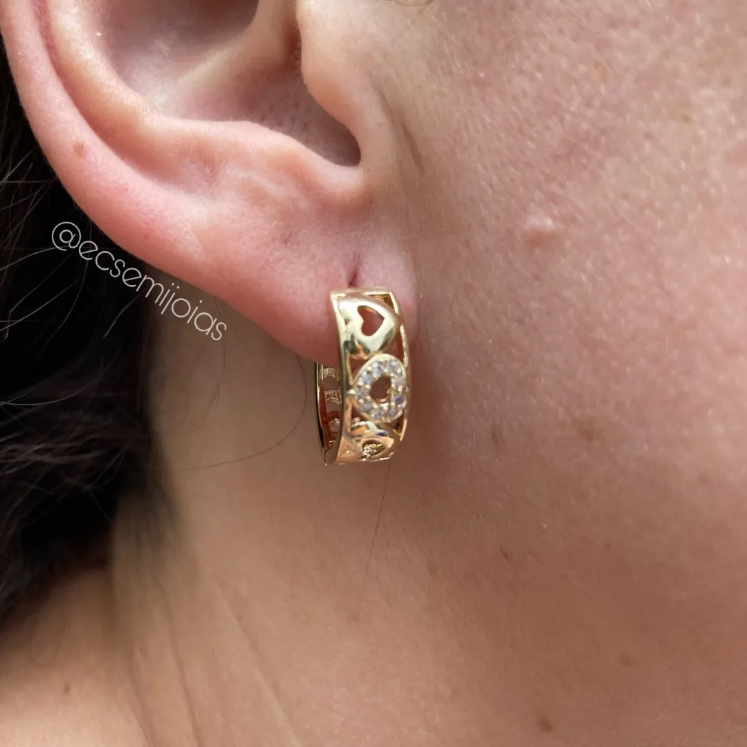 Argola com corações cravejados e lisos vazados - 18mm - banhado a ouro 18k