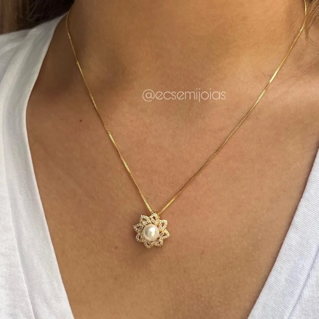 Conjunto de brinco e colar de flor cravejada com pérola de 7mm no centro - banhado a ouro 18k