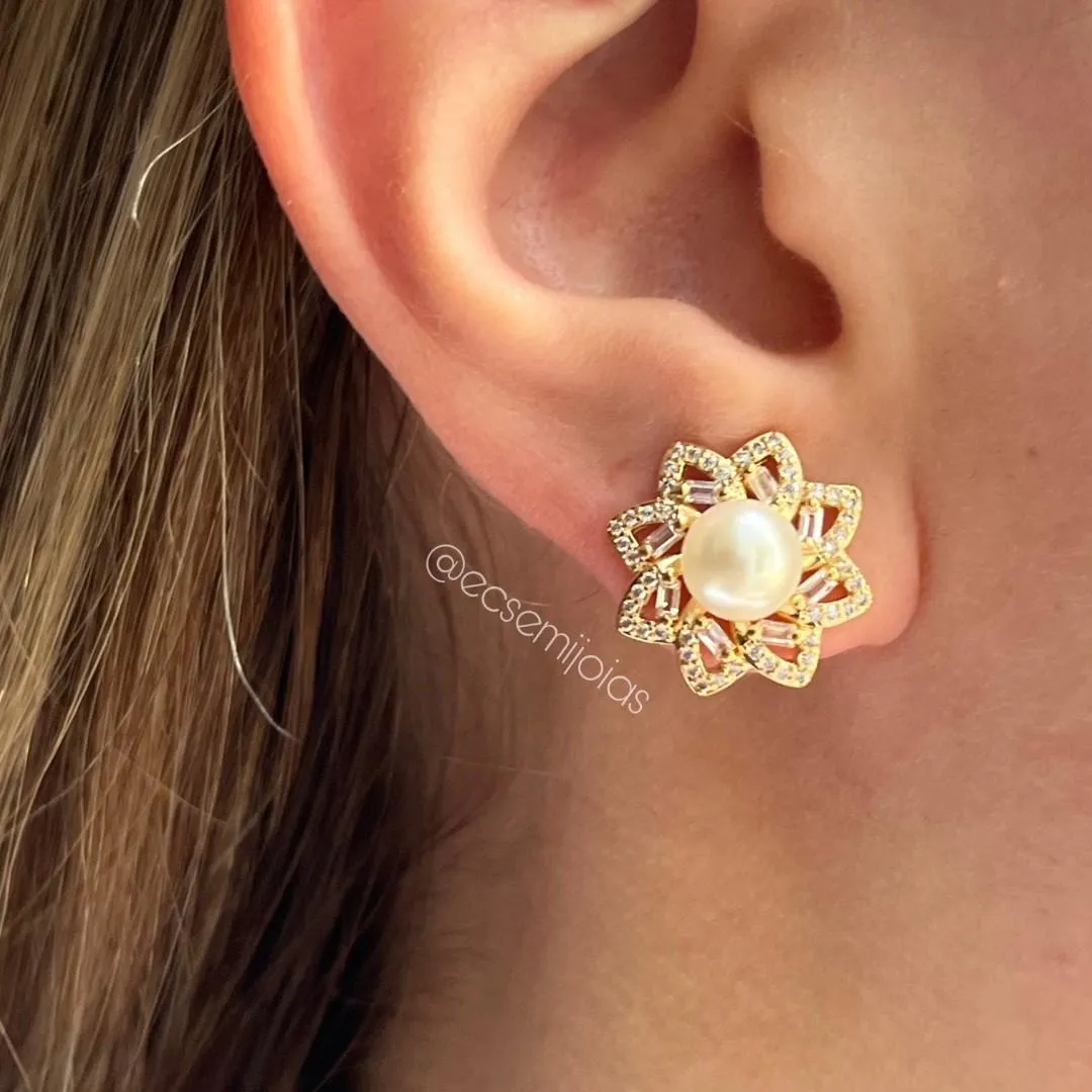 Conjunto de brinco e colar de flor cravejada com pérola de 7mm no centro - banhado a ouro 18k