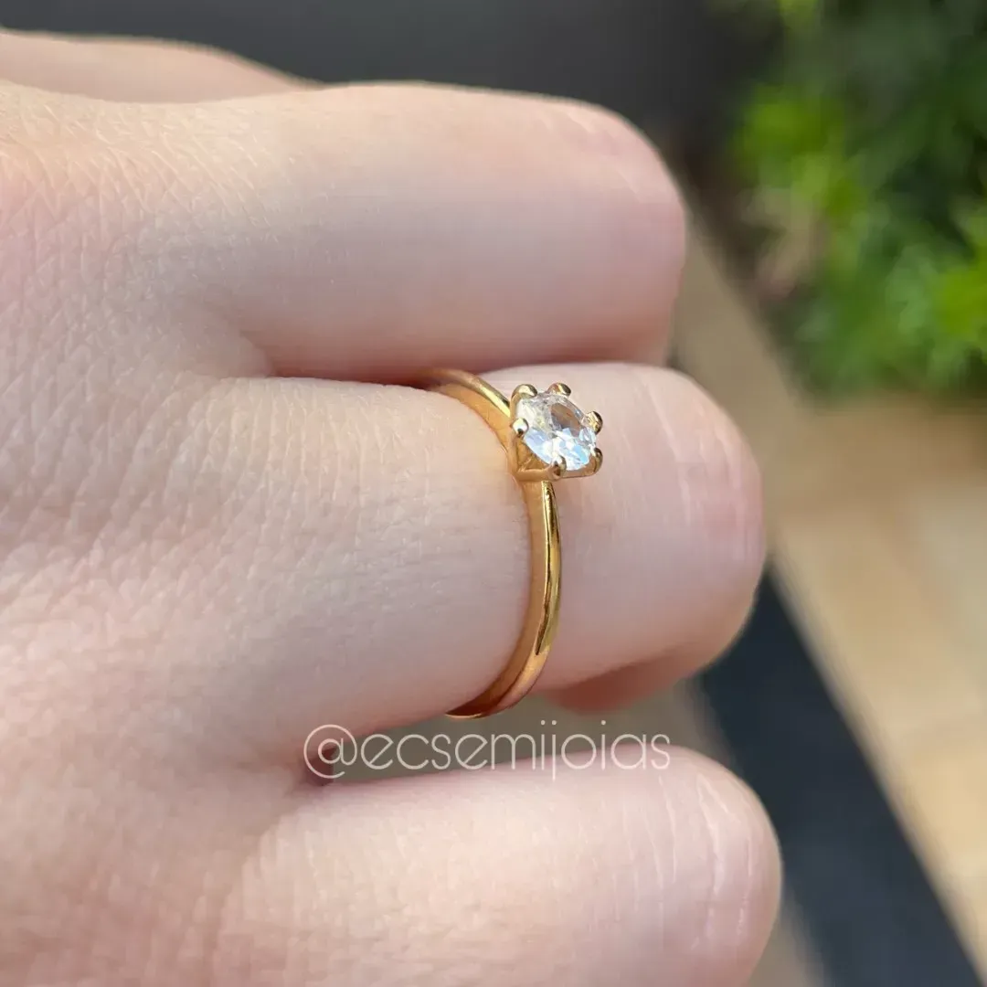 Anel solitário 5mm com 6 garras - banhado a ouro 18k