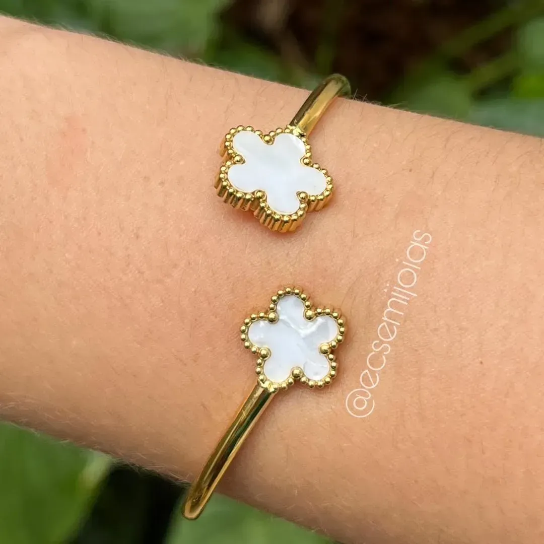 Bracelete flor com 5 pétalas de resina - aço dourado