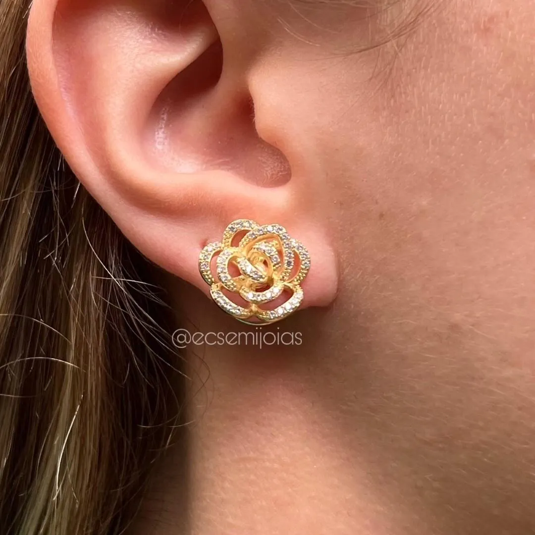 Brinco de flor cravejada vazada - banhado a ouro 18k