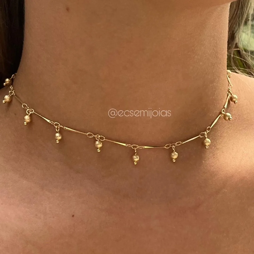 Choker com bastões e bolas diamantadas penduradas - 33cm + extensor - banhado a ouro 18k