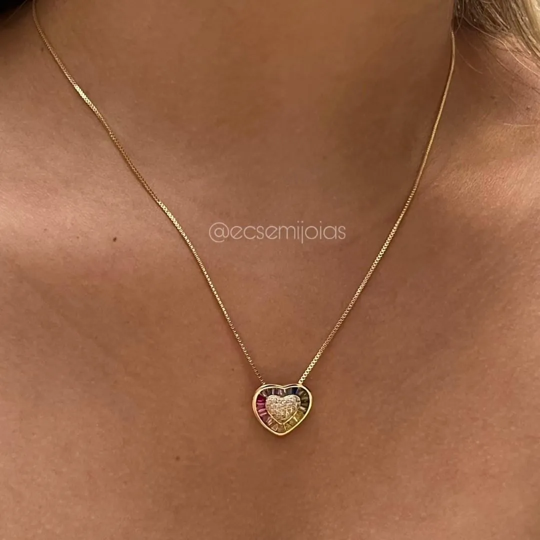 Conjunto de brinco e colar de coração cravejado no centro e bordas cravejadas com zircônias baguetes - banhado a ouro 18k