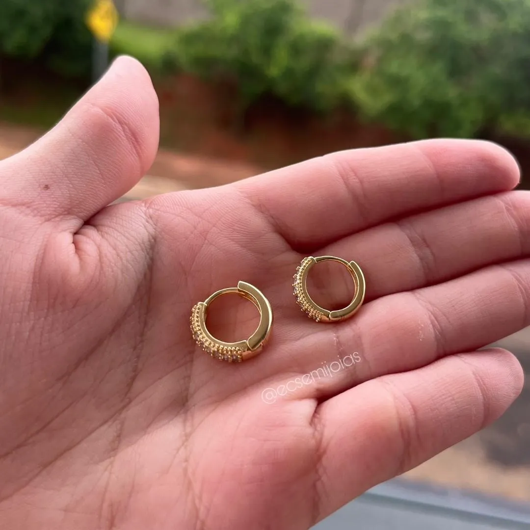 Argola com 3 fileiras de zircônias com frente mais fina em cima e larga em baixo - 15mm - banhado a ouro 18k