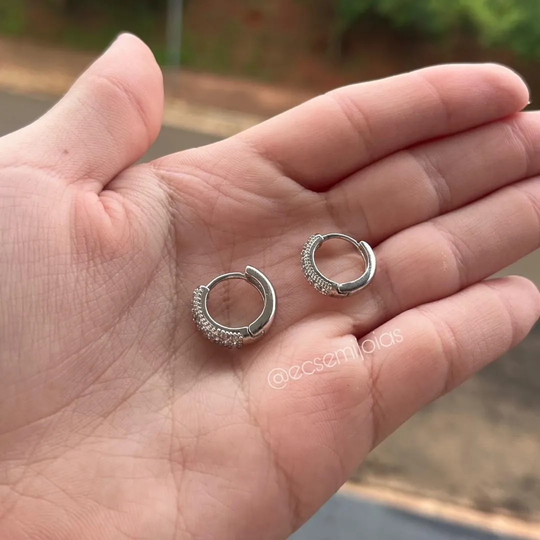 Argola com 3 fileiras de zircônias com frente mais fina em cima e larga em baixo - 15mm - banhado a ródio branco