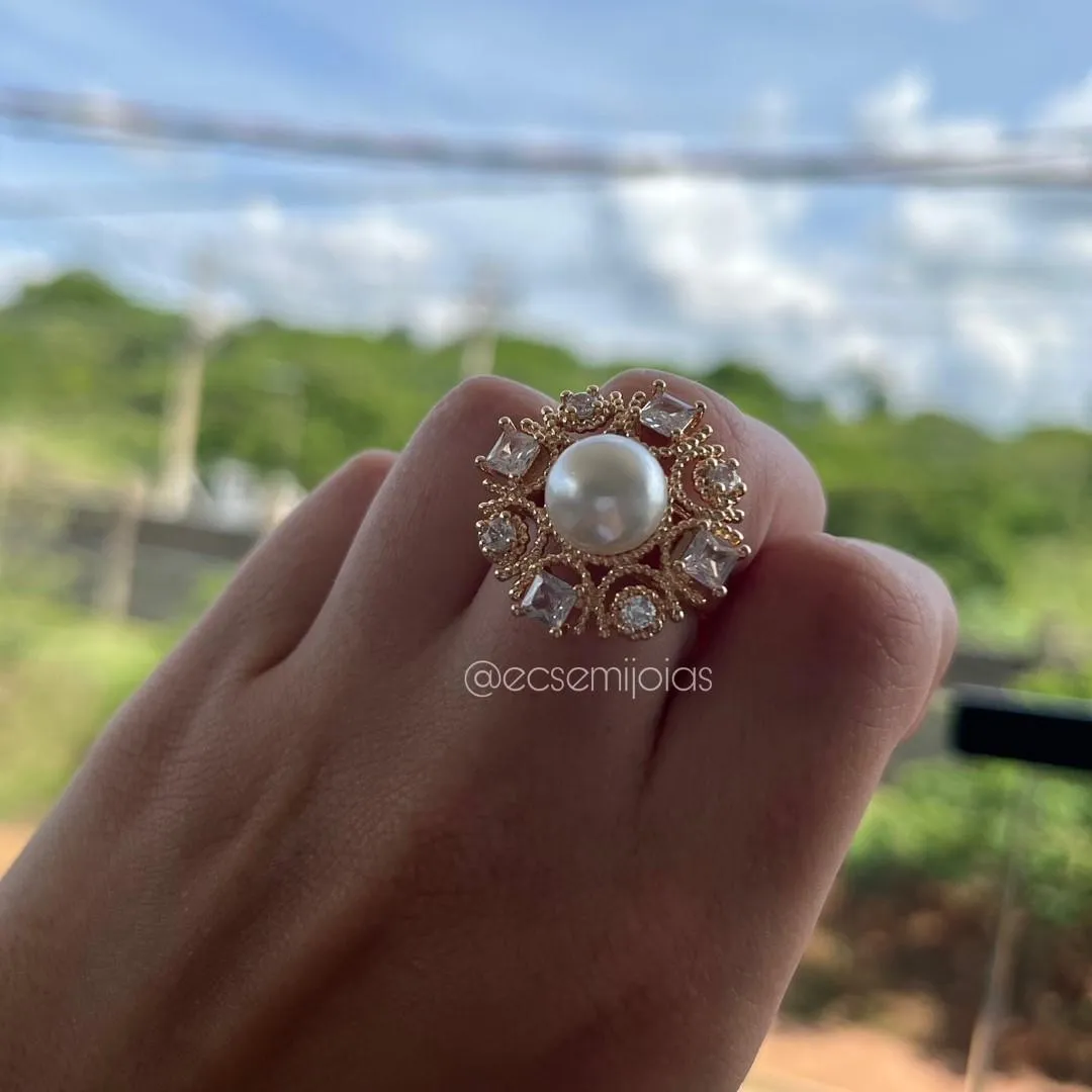 Conjunto de anel e brinco com base redonda com pérola no centro com zircônias em volta e pérola grande pendurada - banhado a ouro 18k