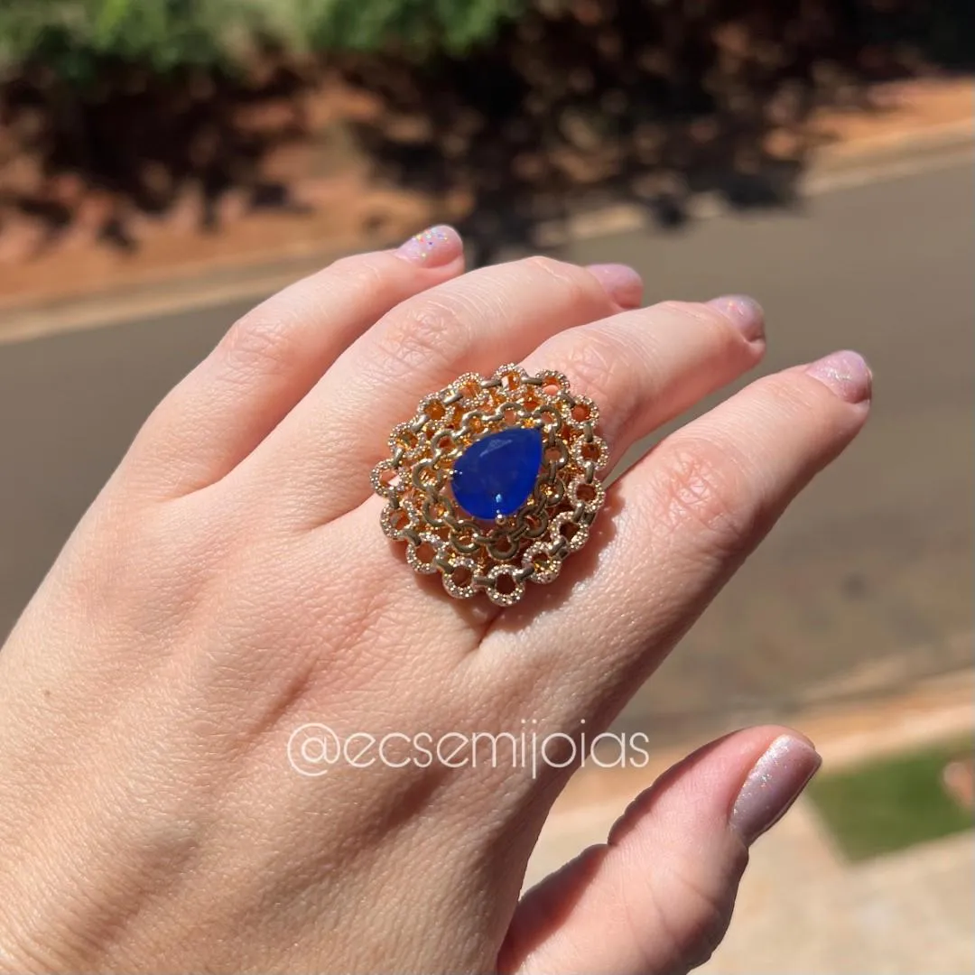 Anel com pedra gota central com bordas arredondadas cravejadas - banhado a ouro 18k