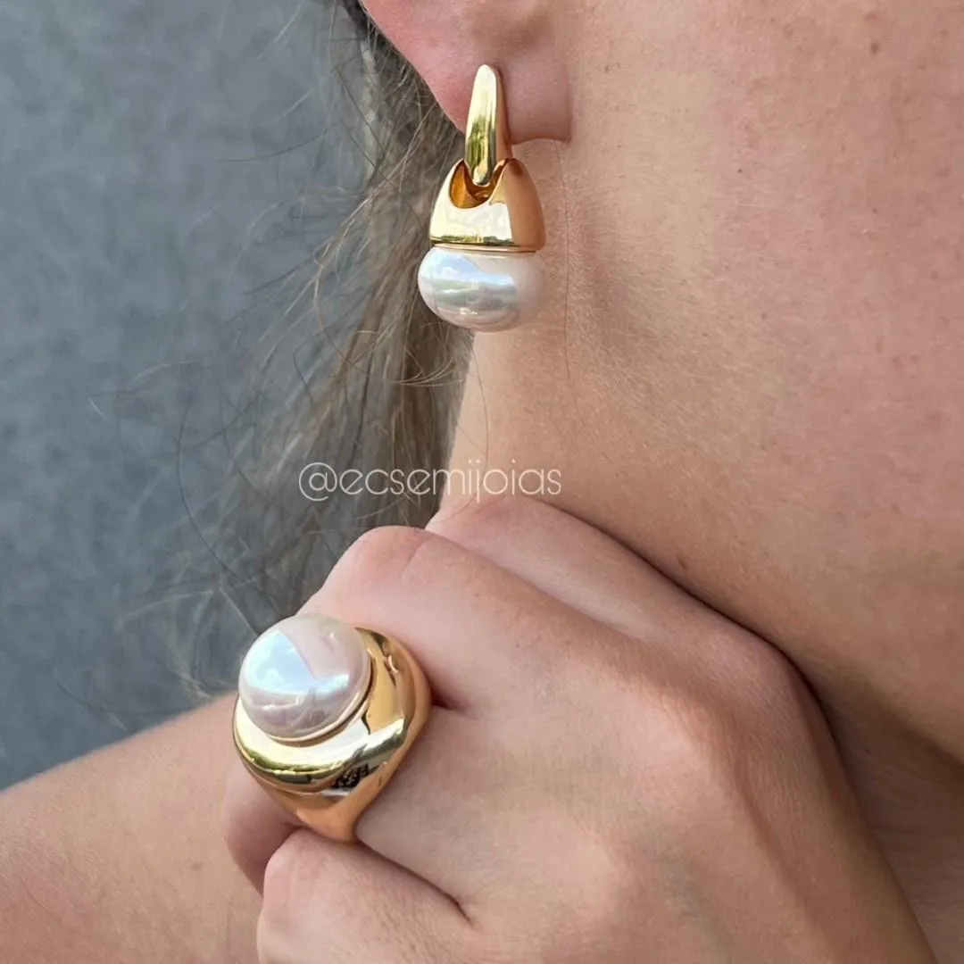 Conjunto de anel e brinco redondo liso com pérola grande 16mm no centro  - banhado a ouro 18k